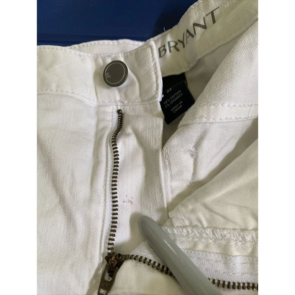 Lane Bryant White Short Shorts Womens 22 (44x5) Stretch Cuffed 5-Pocket Design - Picture 11 of 12